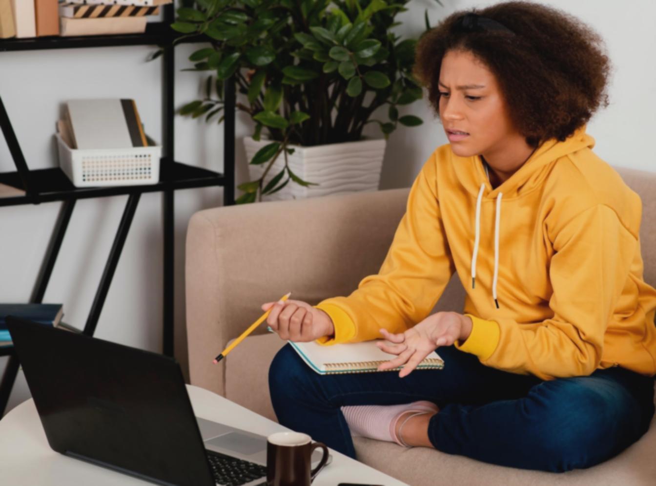 Teilnehmer in einem Finanzkurs bei der gemeinsamen Arbeit an Budgetplänen und Investitionsstrategien