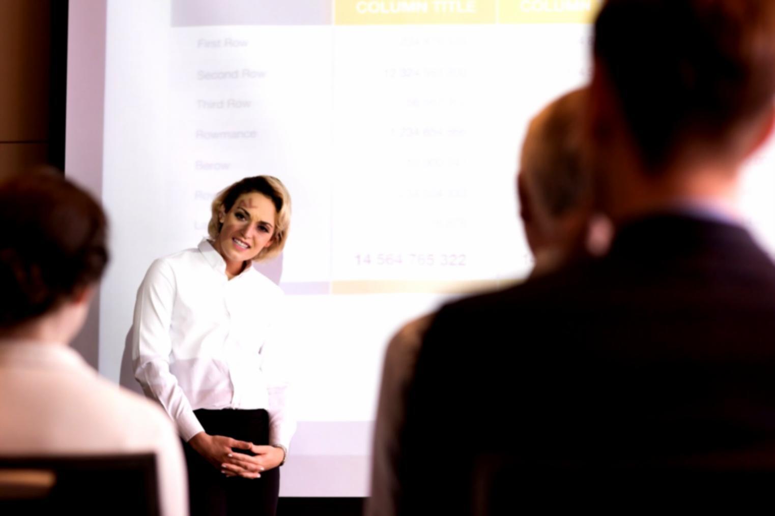 Teilnehmer beim gemeinsamen Lernen über Finanzthemen