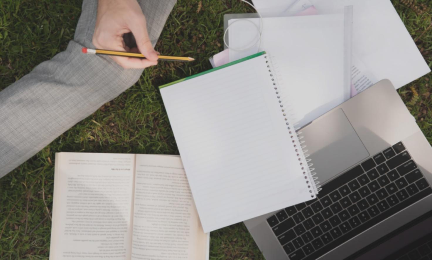 Teilnehmer bei interaktivem Finanzworkshop mit praktischen Übungen